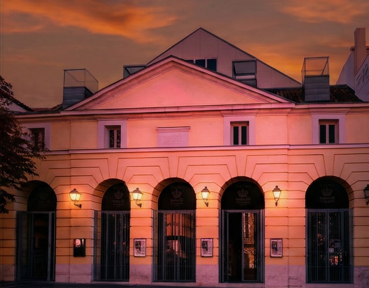 Teatro Real Carlos III de Aranjuez iluminado de noche en rosa